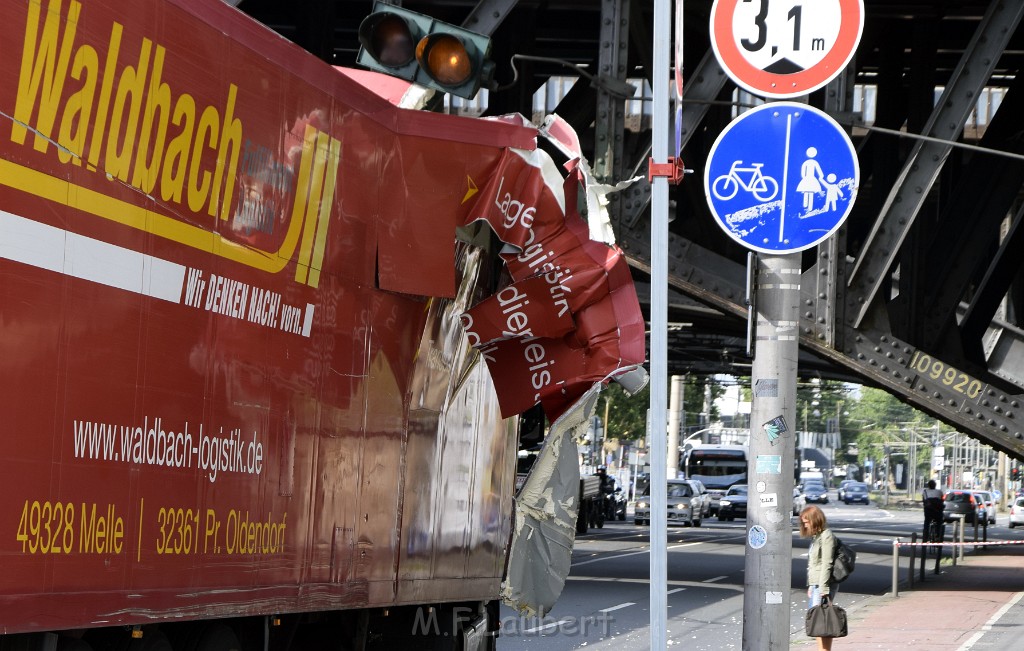 LKW blieb unter Bruecke haengen Koeln Deutz Opladenerstr Deutz Muelheimerstr P003.JPG - Miklos Laubert